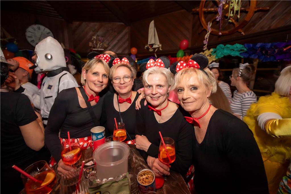 Ausgelassene Feierlaune an Weiberfastnacht am Donnerstagabend (27. Februar 2025) : Die Kajüte war bis auf den letzten Platz gefüllt, die Stimmung grandios-ein gelungener Auftakt in die heiße Phase des Karnevals.