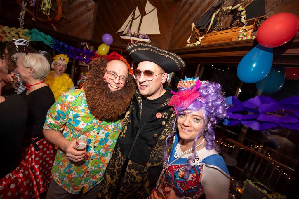 Ausgelassene Feierlaune an Weiberfastnacht am Donnerstagabend (27. Februar 2025) : Die Kajüte war bis auf den letzten Platz gefüllt, die Stimmung grandios-ein gelungener Auftakt in die heiße Phase des Karnevals.