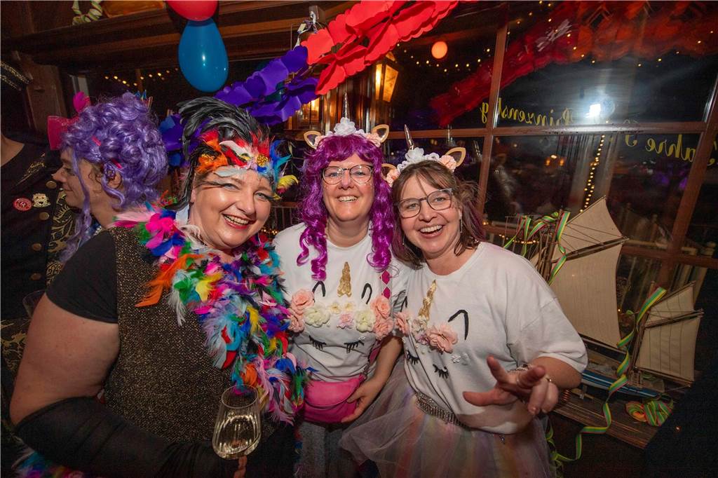 Ausgelassene Feierlaune an Weiberfastnacht am Donnerstagabend (27. Februar 2025) : Die Kajüte war bis auf den letzten Platz gefüllt, die Stimmung grandios-ein gelungener Auftakt in die heiße Phase des Karnevals.