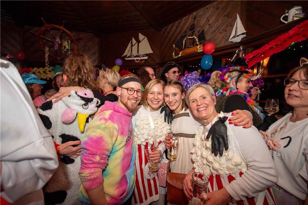 Ausgelassene Feierlaune an Weiberfastnacht am Donnerstagabend (27. Februar 2025) : Die Kajüte war bis auf den letzten Platz gefüllt, die Stimmung grandios-ein gelungener Auftakt in die heiße Phase des Karnevals.