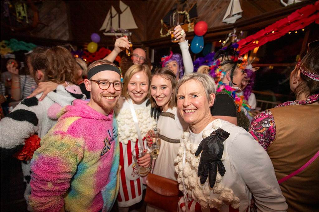 Ausgelassene Feierlaune an Weiberfastnacht am Donnerstagabend (27. Februar 2025) : Die Kajüte war bis auf den letzten Platz gefüllt, die Stimmung grandios-ein gelungener Auftakt in die heiße Phase des Karnevals.