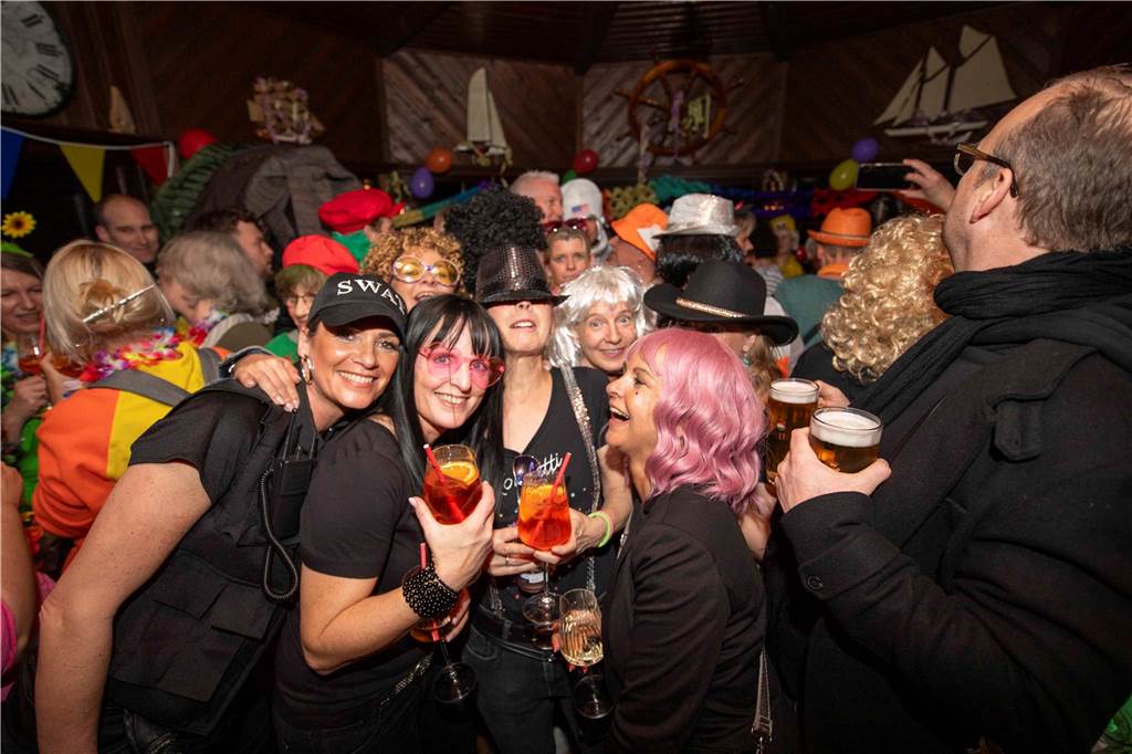 Ausgelassene Feierlaune an Weiberfastnacht am Donnerstagabend (27. Februar 2025) : Die Kajüte war bis auf den letzten Platz gefüllt, die Stimmung grandios-ein gelungener Auftakt in die heiße Phase des Karnevals.