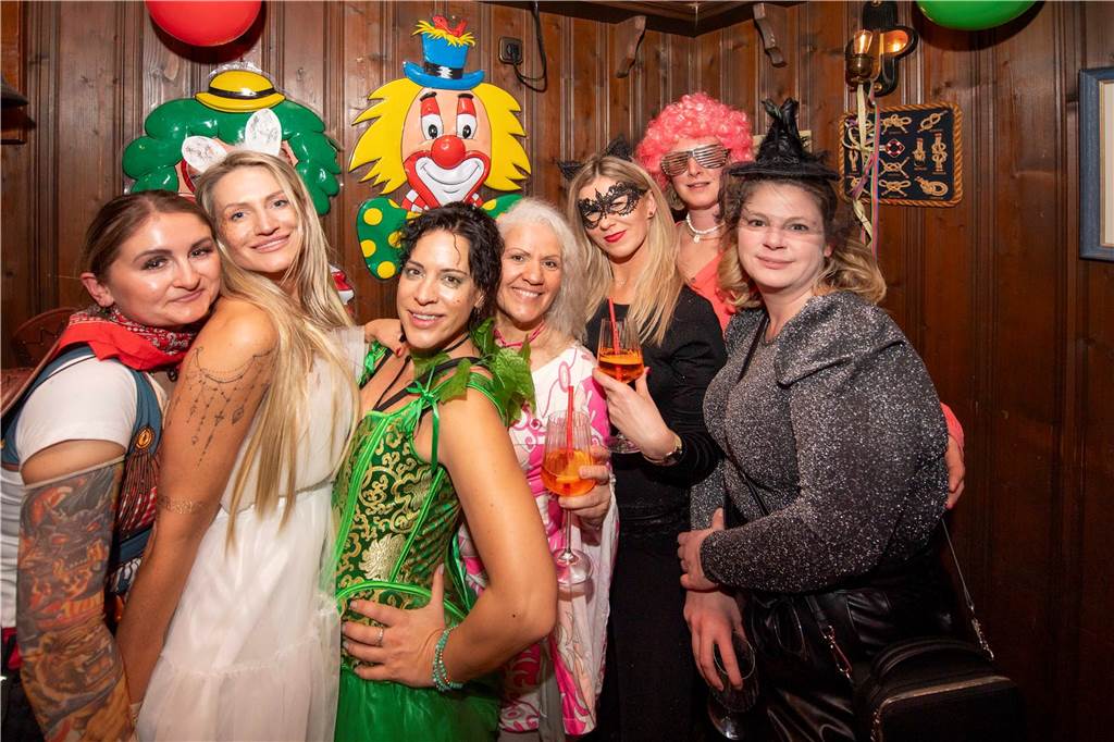 Ausgelassene Feierlaune an Weiberfastnacht am Donnerstagabend (27. Februar 2025) : Die Kajüte war bis auf den letzten Platz gefüllt, die Stimmung grandios-ein gelungener Auftakt in die heiße Phase des Karnevals.