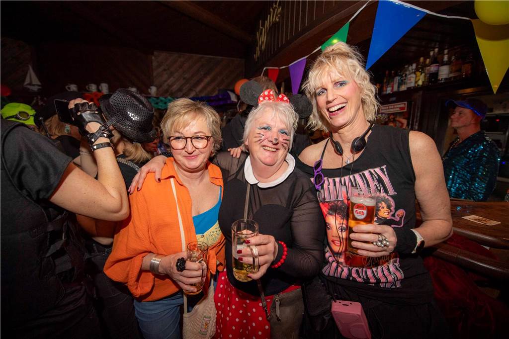 Ausgelassene Feierlaune an Weiberfastnacht am Donnerstagabend (27. Februar 2025) : Die Kajüte war bis auf den letzten Platz gefüllt, die Stimmung grandios-ein gelungener Auftakt in die heiße Phase des Karnevals.