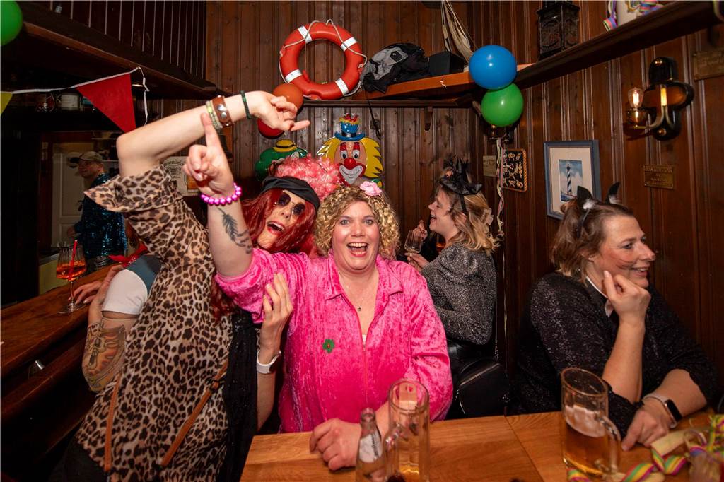 Ausgelassene Feierlaune an Weiberfastnacht am Donnerstagabend (27. Februar 2025) : Die Kajüte war bis auf den letzten Platz gefüllt, die Stimmung grandios-ein gelungener Auftakt in die heiße Phase des Karnevals.
