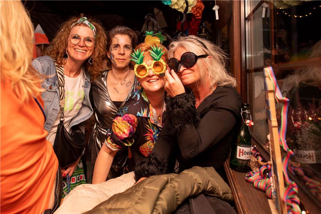 Ausgelassene Feierlaune an Weiberfastnacht am Donnerstagabend (27. Februar 2025) : Die Kajüte war bis auf den letzten Platz gefüllt, die Stimmung grandios-ein gelungener Auftakt in die heiße Phase des Karnevals.