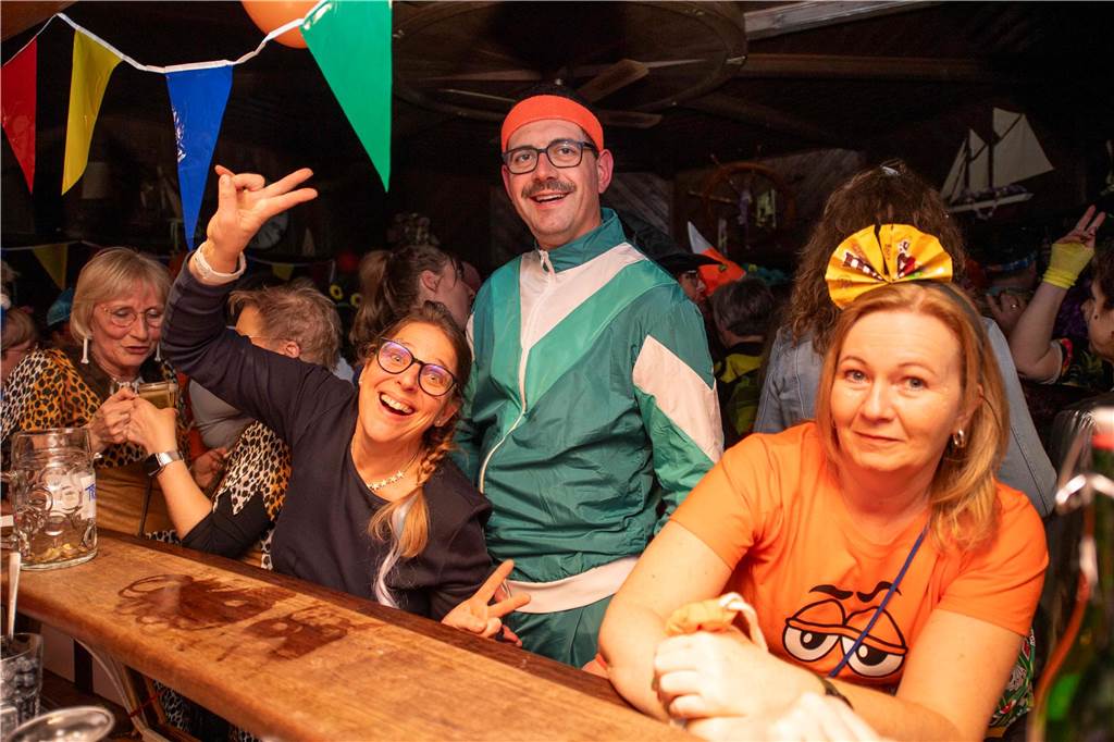 Ausgelassene Feierlaune an Weiberfastnacht am Donnerstagabend (27. Februar 2025) : Die Kajüte war bis auf den letzten Platz gefüllt, die Stimmung grandios-ein gelungener Auftakt in die heiße Phase des Karnevals.
