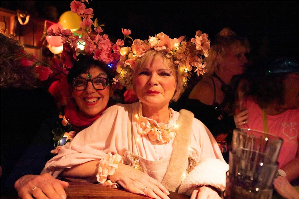Ausgelassene Feierlaune an Weiberfastnacht am Donnerstagabend (27. Februar 2025) : Die Kajüte war bis auf den letzten Platz gefüllt, die Stimmung grandios-ein gelungener Auftakt in die heiße Phase des Karnevals.