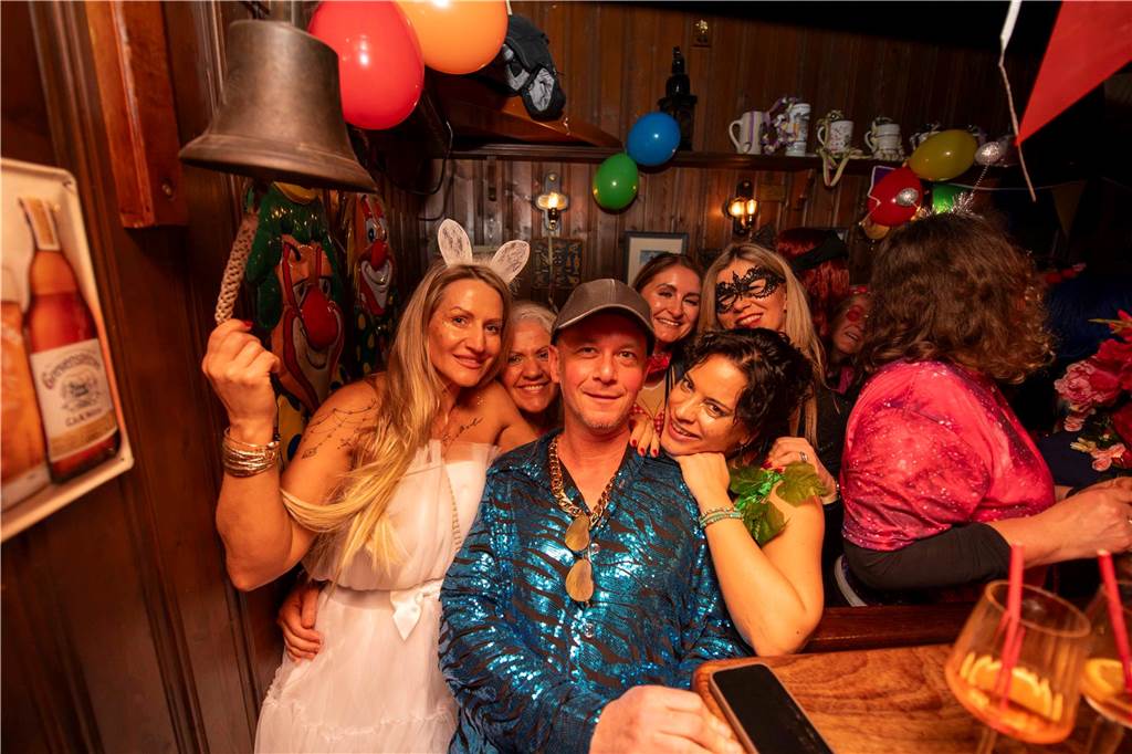 Ausgelassene Feierlaune an Weiberfastnacht am Donnerstagabend (27. Februar 2025) : Die Kajüte war bis auf den letzten Platz gefüllt, die Stimmung grandios-ein gelungener Auftakt in die heiße Phase des Karnevals.