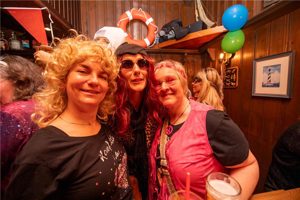 Ausgelassene Feierlaune an Weiberfastnacht am Donnerstagabend (27. Februar 2025) : Die Kajüte war bis auf den letzten Platz gefüllt, die Stimmung grandios-ein gelungener Auftakt in die heiße Phase des Karnevals.