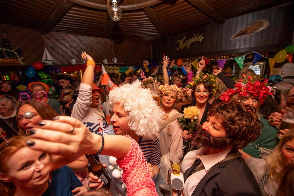 Ausgelassene Feierlaune an Weiberfastnacht am Donnerstagabend (27. Februar 2025) : Die Kajüte war bis auf den letzten Platz gefüllt, die Stimmung grandios-ein gelungener Auftakt in die heiße Phase des Karnevals.