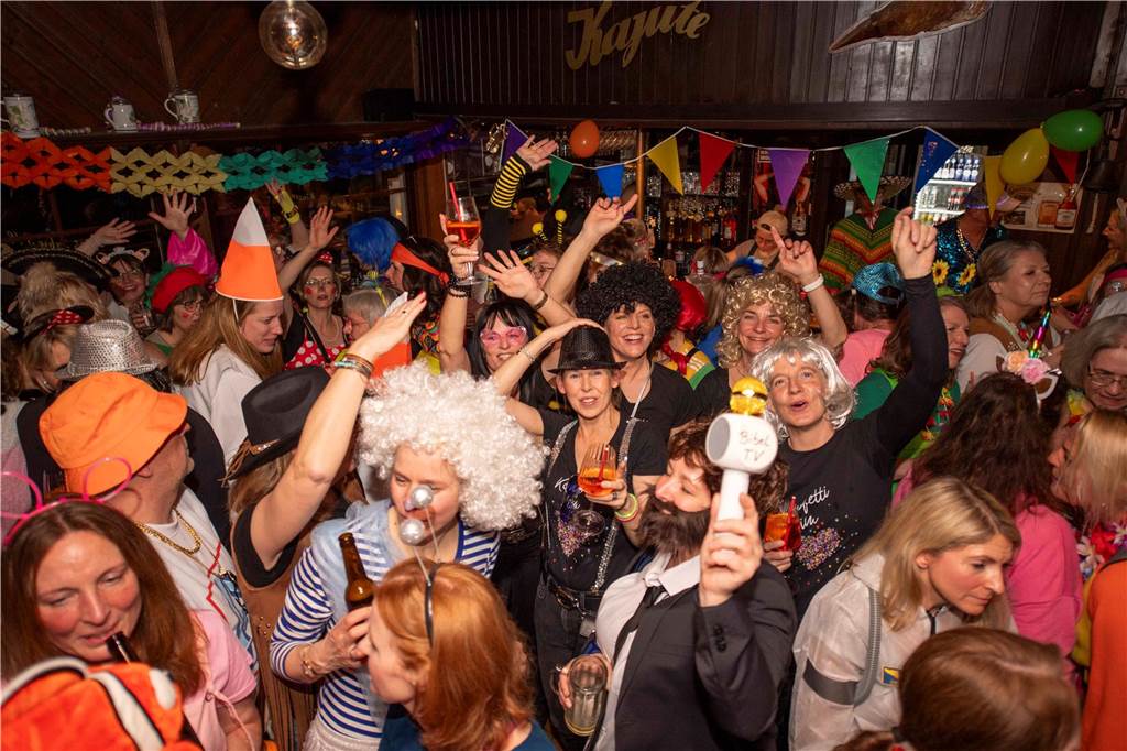 Ausgelassene Feierlaune an Weiberfastnacht am Donnerstagabend (27. Februar 2025) : Die Kajüte war bis auf den letzten Platz gefüllt, die Stimmung grandios-ein gelungener Auftakt in die heiße Phase des Karnevals.