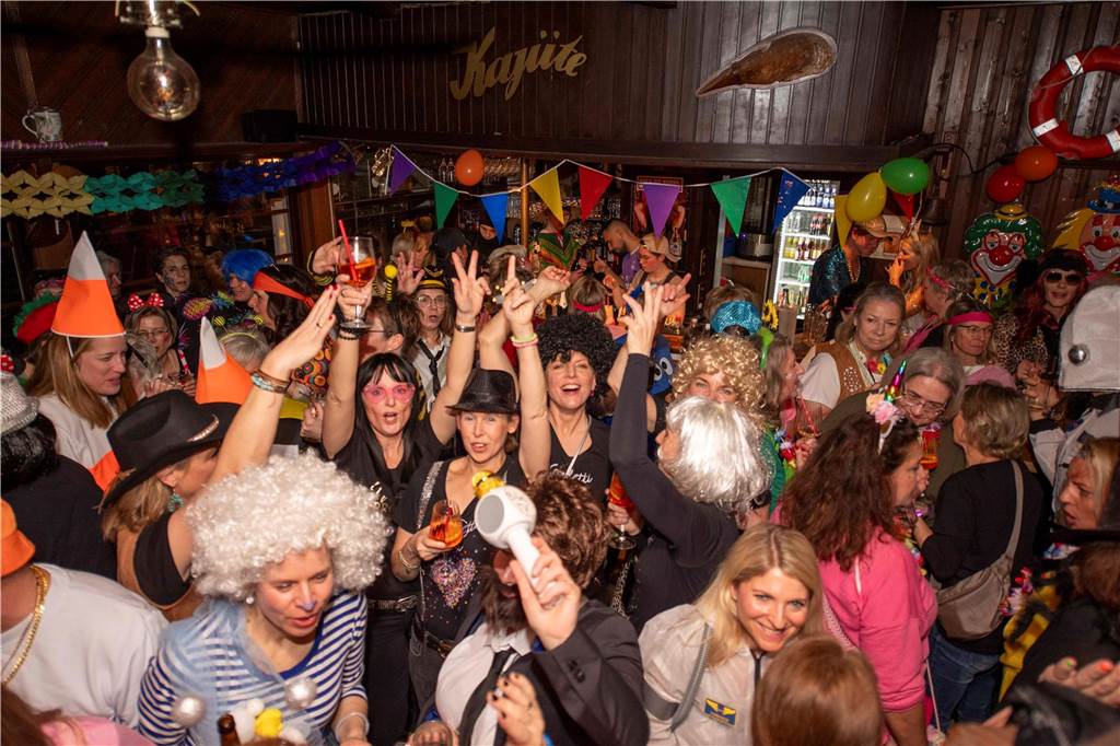 Ausgelassene Feierlaune an Weiberfastnacht am Donnerstagabend (27. Februar 2025) : Die Kajüte war bis auf den letzten Platz gefüllt, die Stimmung grandios-ein gelungener Auftakt in die heiße Phase des Karnevals.