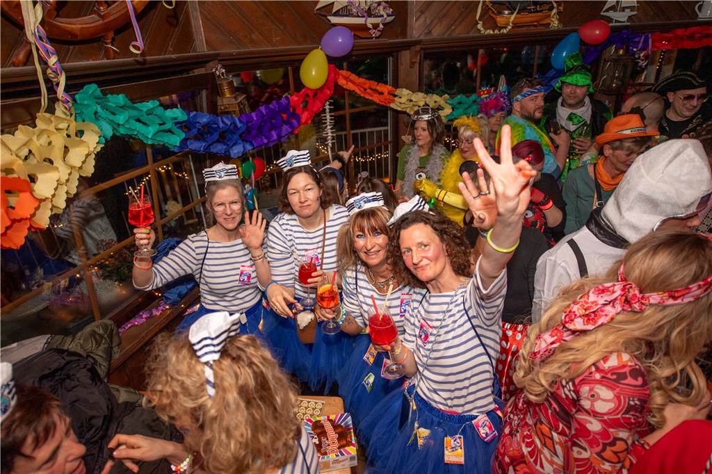 Ausgelassene Feierlaune an Weiberfastnacht am Donnerstagabend (27. Februar 2025) : Die Kajüte war bis auf den letzten Platz gefüllt, die Stimmung grandios-ein gelungener Auftakt in die heiße Phase des Karnevals.