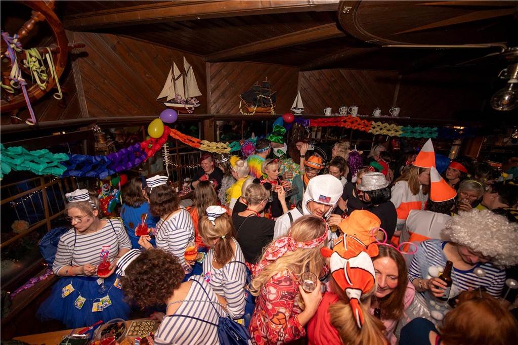 Ausgelassene Feierlaune an Weiberfastnacht am Donnerstagabend (27. Februar 2025) : Die Kajüte war bis auf den letzten Platz gefüllt, die Stimmung grandios-ein gelungener Auftakt in die heiße Phase des Karnevals.