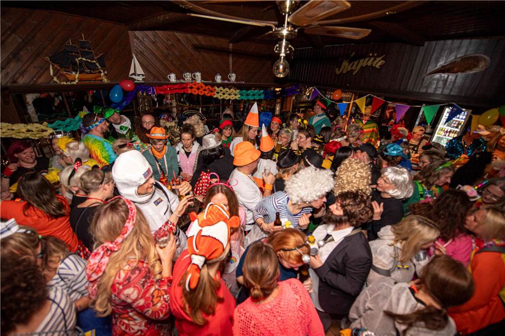 Ausgelassene Feierlaune an Weiberfastnacht am Donnerstagabend (27. Februar 2025) : Die Kajüte war bis auf den letzten Platz gefüllt, die Stimmung grandios-ein gelungener Auftakt in die heiße Phase des Karnevals.