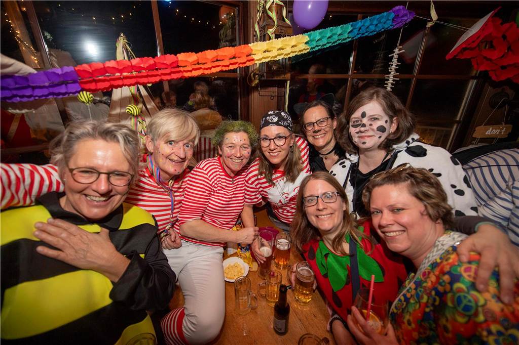 Ausgelassene Feierlaune an Weiberfastnacht am Donnerstagabend (27. Februar 2025) : Die Kajüte war bis auf den letzten Platz gefüllt, die Stimmung grandios-ein gelungener Auftakt in die heiße Phase des Karnevals.