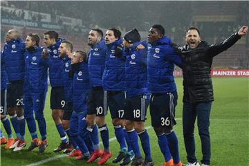 Ausgelassene Schalker nach dem Arbeitssieg in Mainz.