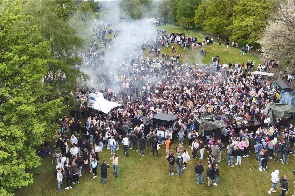 Die 50 schönsten Bilder vom 1. Mai in Haltern: Marktplatz, Lakeside Inn und Westuferpark Ausgelassene Stimmung am 1. Mai in Haltern am See.