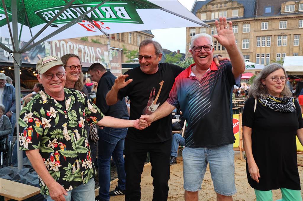 Ausgelassene Stimmung auf dem Sandstrand. Diese Urlauber hatten sich soeben getroffen. Nicht in weit entfernten Ländern, sondern in Castrop-Rauxel.