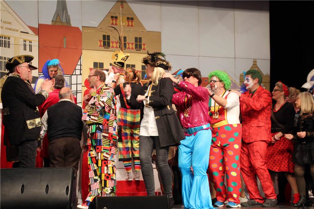 Ausgelassene Stimmung beim "Hol di fast" der KG Gelb-Blau Werne im Kolpingsaal. Die Abschließende Polonaise.