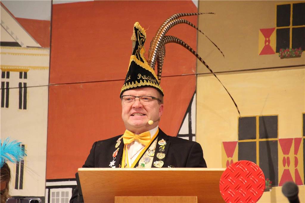 Ausgelassene Stimmung beim „Hol di fast“ der KG Gelb-Blau Werne im Kolpingsaal. Präsident Jörg Weber begrüßte.