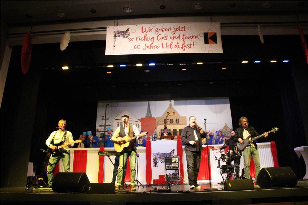 Ausgelassene Stimmung beim "Hol di fast" der KG Gelb-Blau Werne im Kolpingsaal. Stimmungsband "Die Dröpkes" aus Mönchengladbach war auch da.