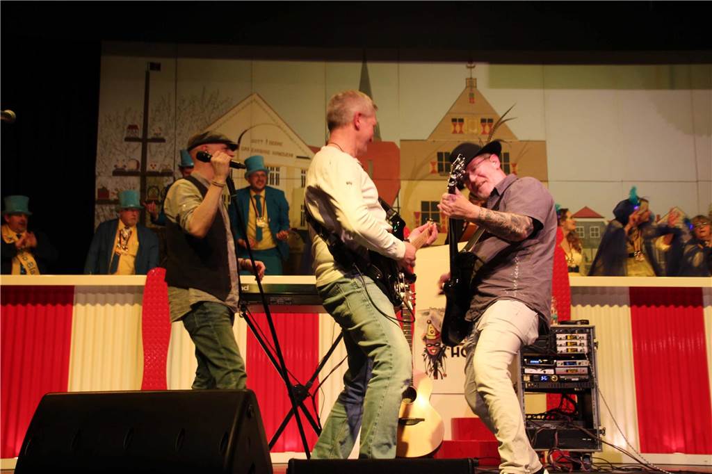 Ausgelassene Stimmung beim "Hol di fast" der KG Gelb-Blau Werne im Kolpingsaal. Stimmungsband "Die Dröpkes" aus Mönchengladbach war auch da.