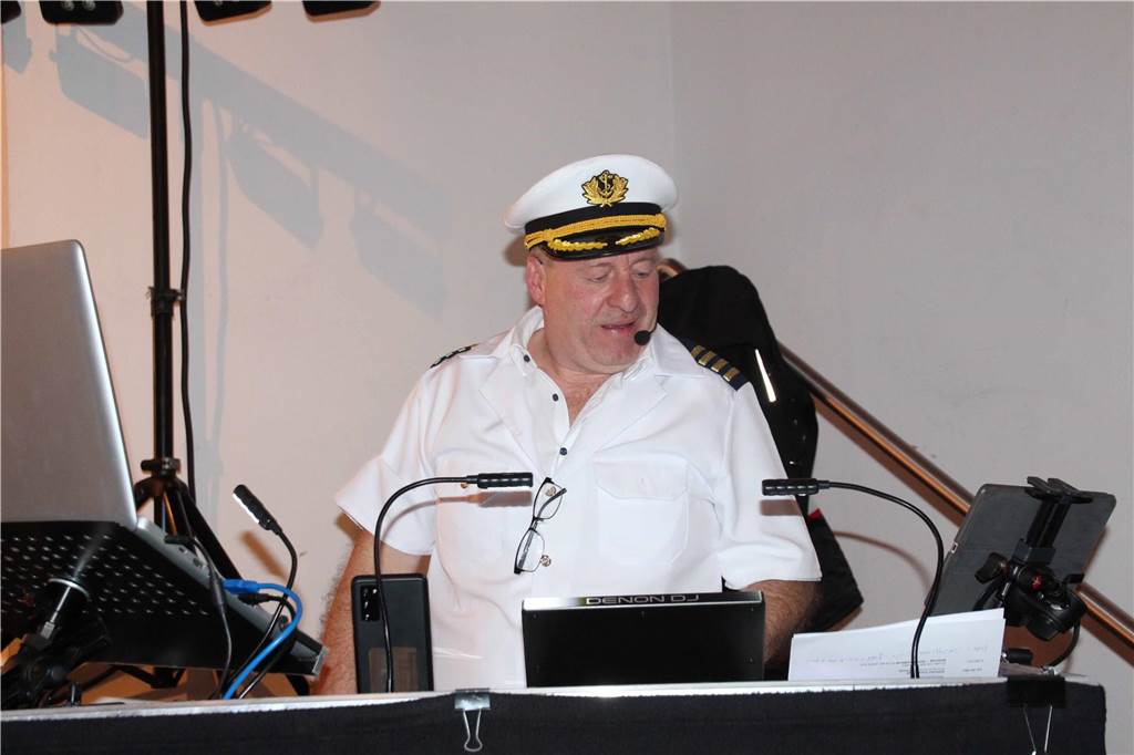 Ausgelassene Stimmung beim "Hol di fast" der KG Gelb-Blau Werne im Kolpingsaal. DJ Andy am Mischpult.