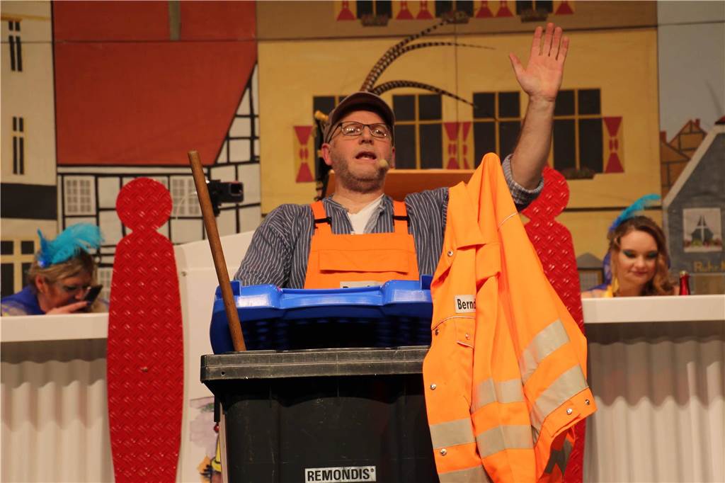 Ausgelassene Stimmung beim "Hol di fast" der KG Gelb-Blau Werne im Kolpingsaal. Bernd vom Bauhof, einziges Werner Eigengewächs, in der Bütt.