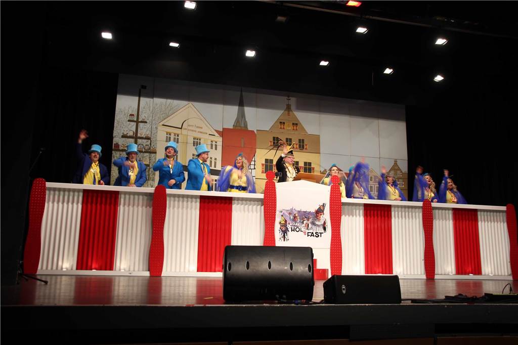 Ausgelassene Stimmung beim "Hol di fast" der KG Gelb-Blau Werne im Kolpingsaal. Elferrat mit Präsident Jörg Weber (Mitte).
