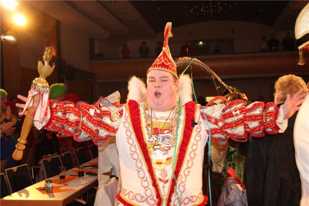 Ausgelassene Stimmung beim "Hol di fast" der KG Gelb-Blau Werne im Kolpingsaal. Einzug der Prinzenpaare der IWK. Hier Stadtprinz Marco II.