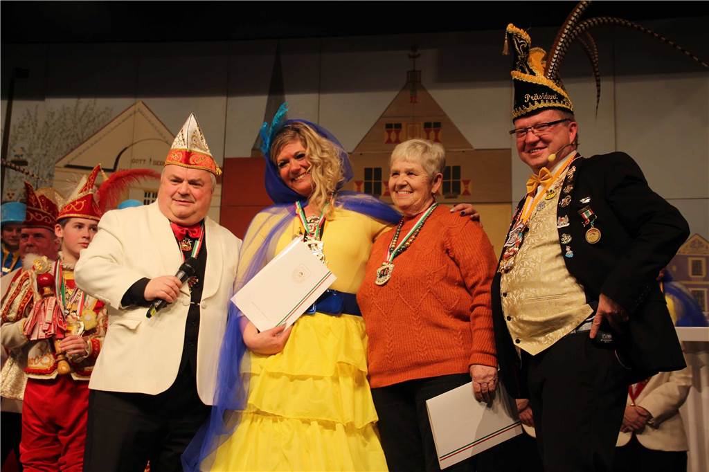 Ausgelassene Stimmung beim "Hol di fast" der KG Gelb-Blau Werne im Kolpingsaal. Lothar Schwarze, Bianca Emkic, Ursula Obertheil, Jörg Weber (v.l.n.r.).