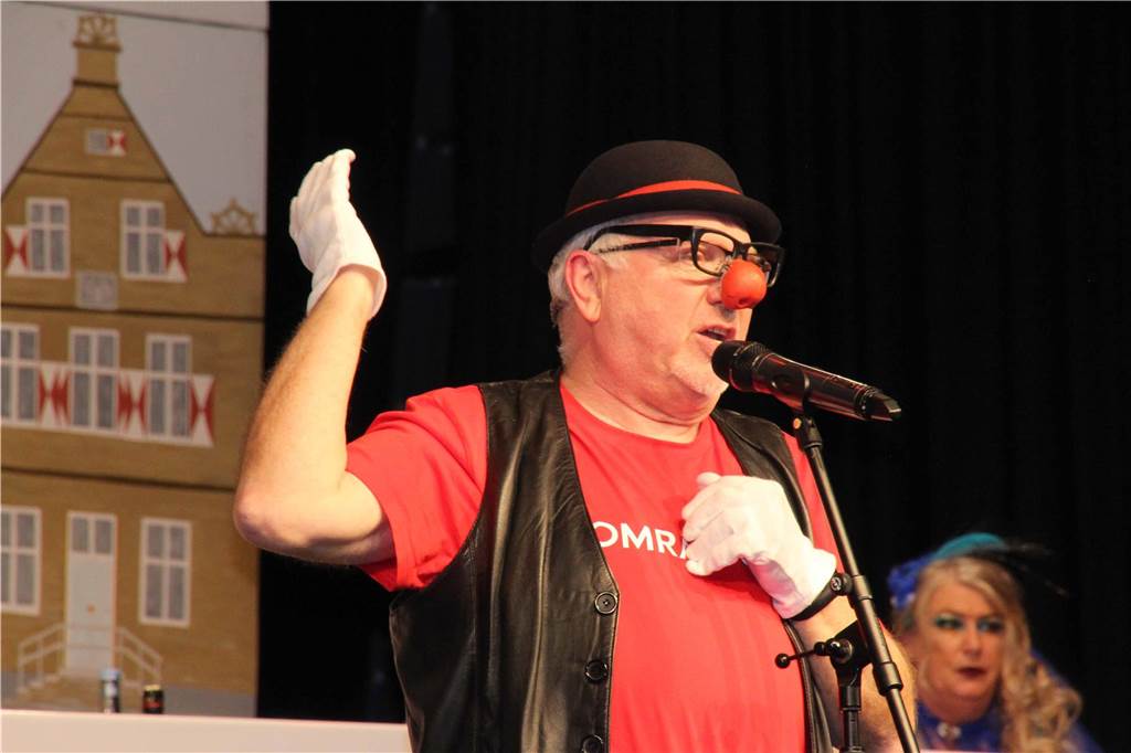 Ausgelassene Stimmung beim "Hol di fast" der KG Gelb-Blau Werne im Kolpingsaal. Büttenredner "De bergische Jong" Willibert Pauels.