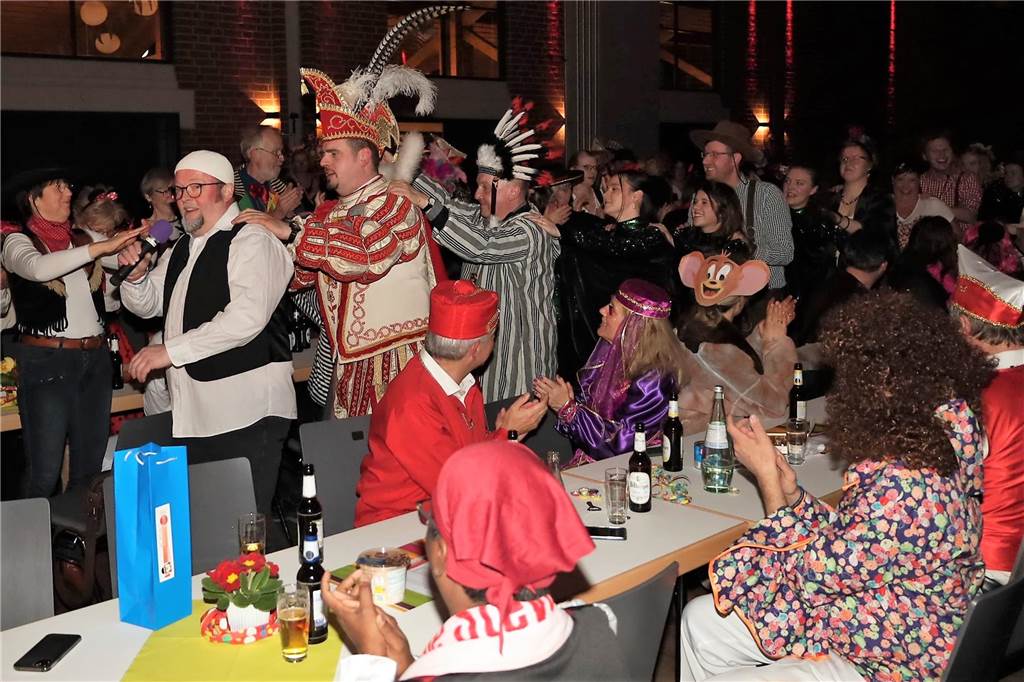 Ausgelassene Stimmung beim Pfarrkarneval St. Vitus.