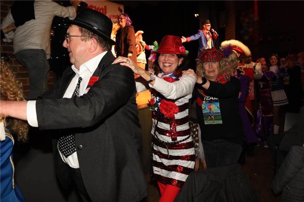 Ausgelassene Stimmung beim Pfarrkarneval St. Vitus.