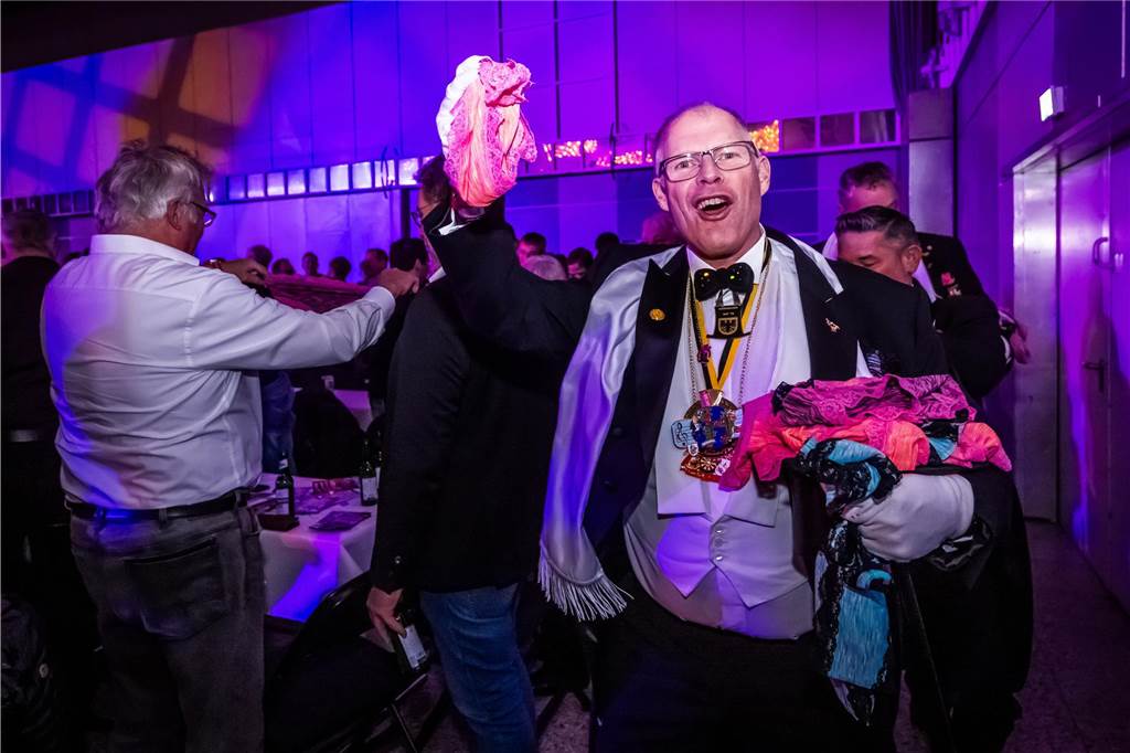 Der närrische Rat lud ein: Das war die 44. Dortmunder Herrensitzung Ausgelassene Stimmung herrschte am 21.1. bei der 44. Herrensitzung des närrischen Rats in der Westfalenhalle.