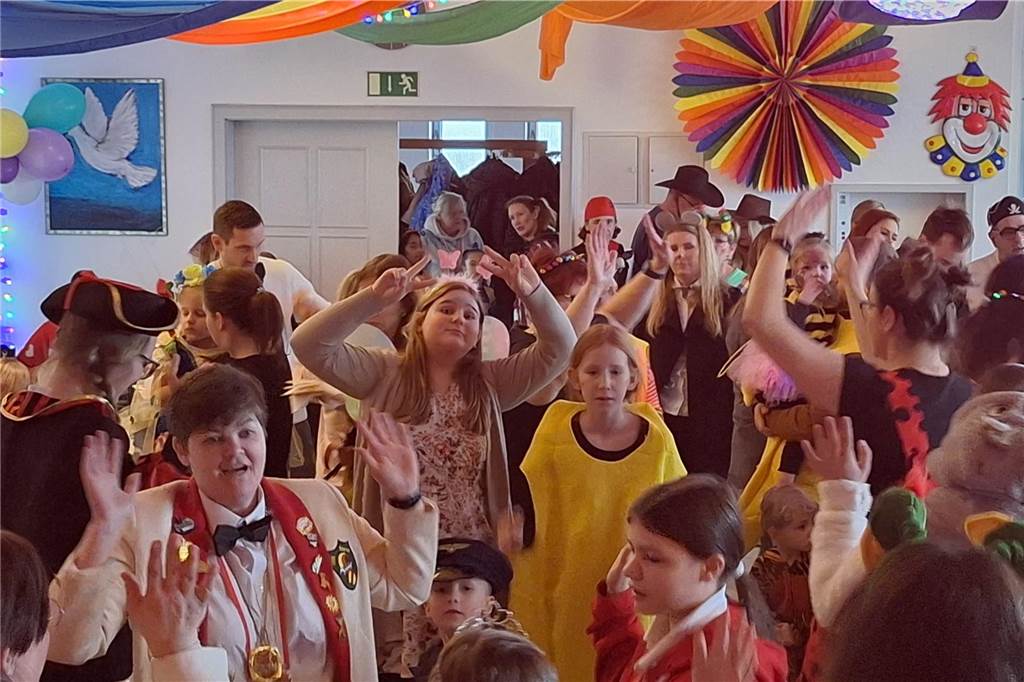Gleich zwei Prinzenpaare kamen zum Kinderkarneval der Kolpingsfamilie Ausgelassene Stimmung herrschte beim Kinderkarneval "Husen lot gohn" der Kolpingsfamilie.