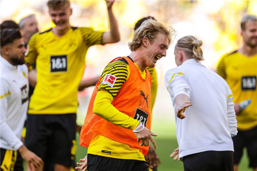 Drittbester BVB-Scorer: Julian Brandt und der Kampf gegen die Zweifel Ausgelassener Jubel bei Julian Brandt nach BVB-Kantersieg gegen Wolfsburg.