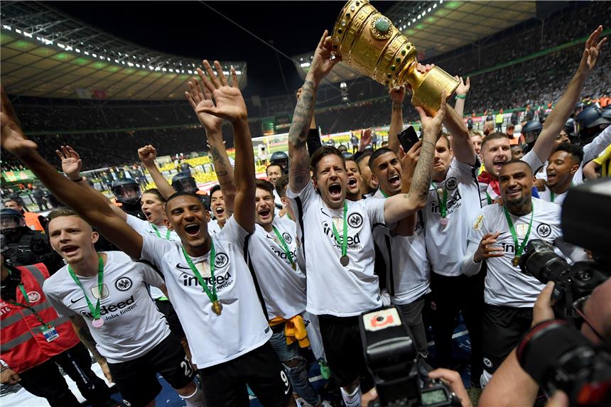Ausgelassener Jubel der Frankfurter im Olympiastadion.