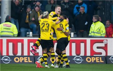 Ausgelassener Jubel um BVB-Doppeltorschütze Pierre-Emerick Aubameyang (r.).