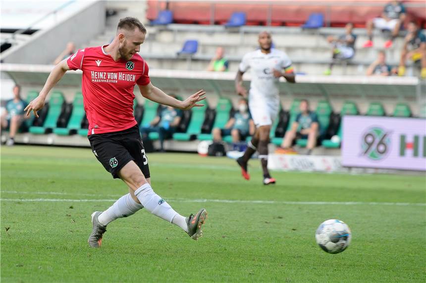 Willkommen - und tschüss? Zehn Leihspieler kehren nach Schalke zurück Ausgeliehen an Hannover 96: Bekommt Cedric Teuchert auf Schalke nun seine zweite Chance?