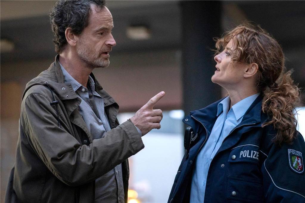 Lob statt Entsetzen: Ludger Burmann aus Werne findet Dortmund-Tatort „hammerhart und gnadenlos“ Ausgerechnet mit der Chefin der Hörder Wache, Kathrin Steinmann (Anne Ratte-Polle), steigt Kommissar Faber (Jörg Hartmann) ins Bett.