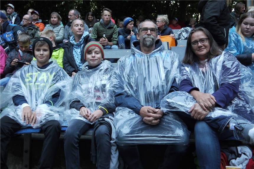 Mit Popcorn und Regenponcho: Herbstliches Open-Air-Kino in der Freilichtbühne Ausgestattet mit Regenponchos, konnte das Wetter Familie Paetzel nicht vom Kinobesuch abhalten.