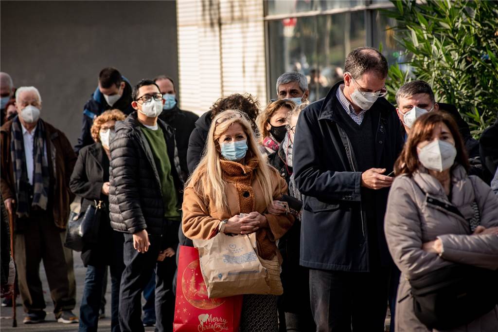 Neue Corona-Regeln in Haltern: Diese sechs Punkte müssen Sie beachten Ausgeweitete Maskenpflicht: Auch im Freien müssen medizinische Masken in Warteschlangen getragen werden.