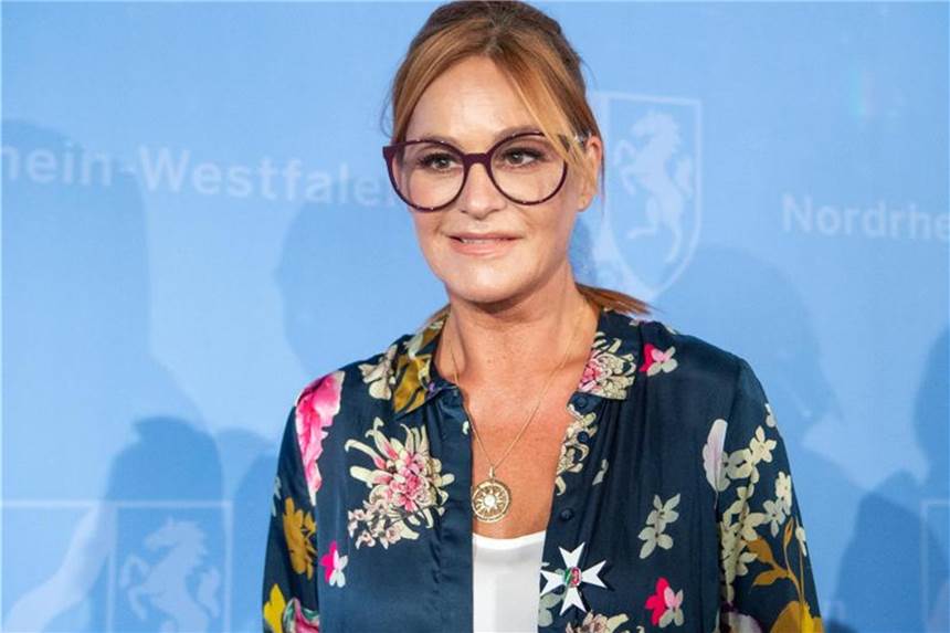 Andrea Berg erhält Landesverdienstorden NRW Ausgezeichnet: Sängerin Andrea Berg trägt einen Orden. Foto: Christophe Gateau