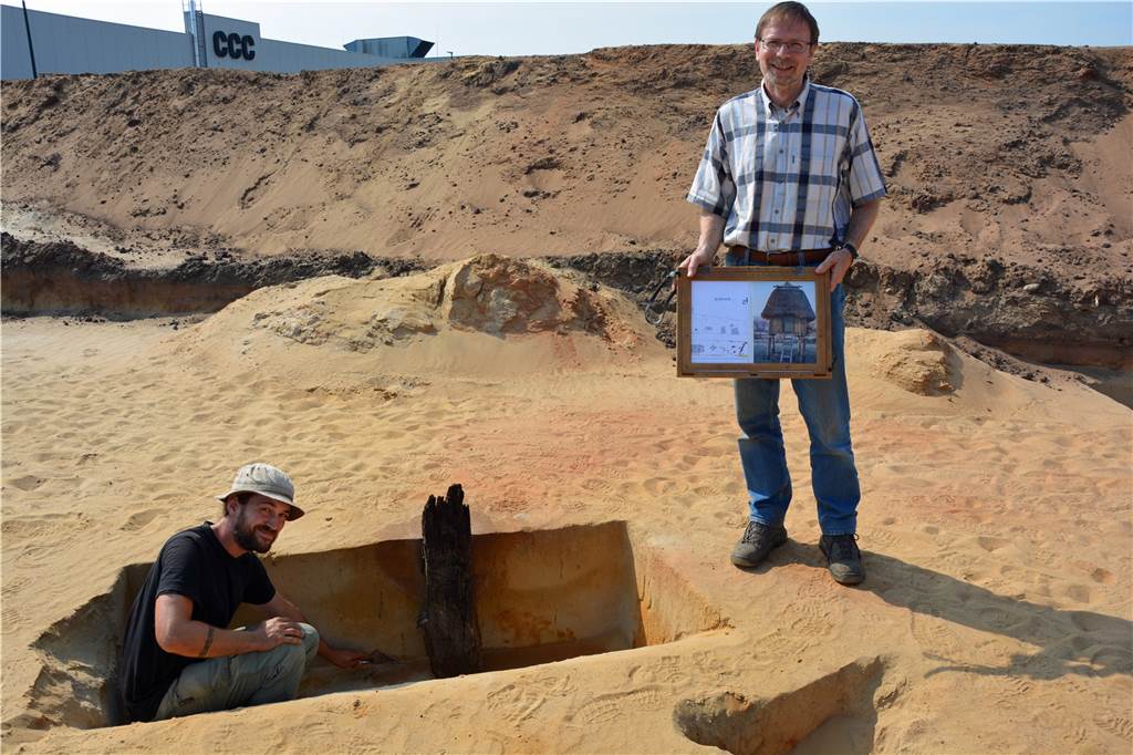 Jahrtausende Jahre alt: Alles zu den archäologischen Sensationsfunden in Nienborg Ausgrabungsleiter Dr. Ingo Pfeffer (r.) und Grabungstechniker Christopher Hentzelt präsentierten 2018 erste Funde auf dem Grabungsgelände. In diesem Fall Teile des Vier-Pfosten-Kornspeichers.