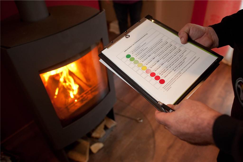 Schornsteinfeger klärt auf: Muss mein Kaminofen stillgelegt werden? Feuerstätten, denen aufgrund der BImSchV eine Stilllegung droht, können mit einem elektrostatischen Staubabscheider nachgerüstet werden.