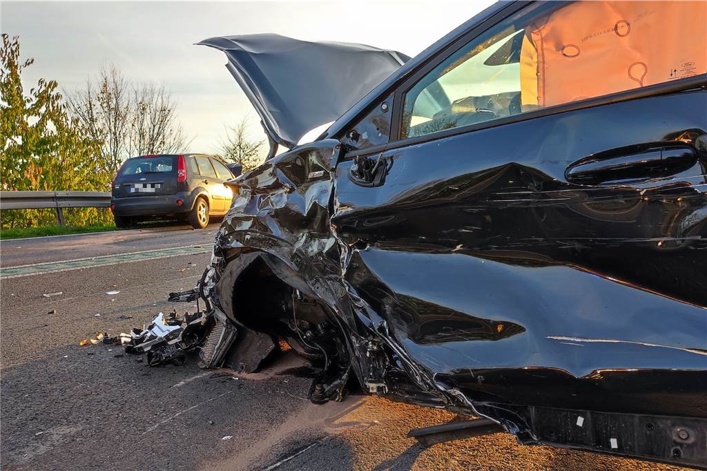 Schwerer Unfall mit Fahrerflucht auf B54: Ahauserin (60) unter den Unfallopfern Auslöser des schweren Unfalls soll nach Angaben der Polizei das unvermittelte Ausscheren des flüchtigen Unfallfahrers auf die linke Spur gewesen sein.