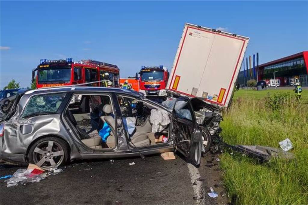 Schwerer Unfall auf B54 bei Heek: Audi kracht frontal in Lkw Auslöser des Unfalls war ein missglücktes Überholmanöver eines Pkw-Fahrers.